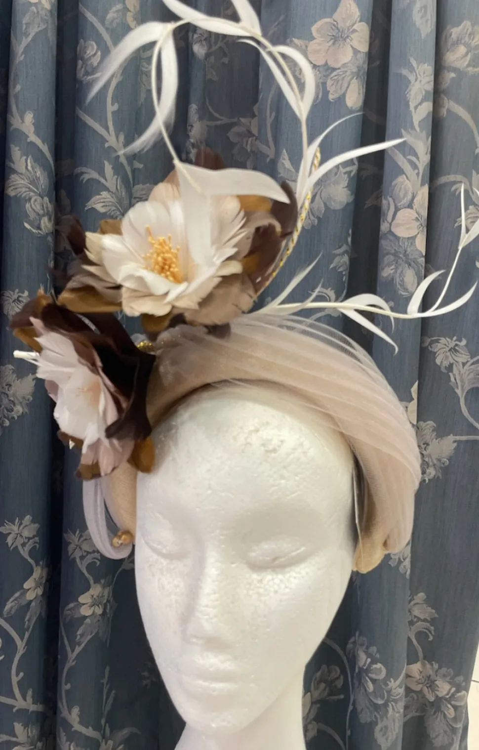 melanie_ferrero__beige_he_3.webp Melanie Ferrero - Beige Headband with Brown Feather Flowers